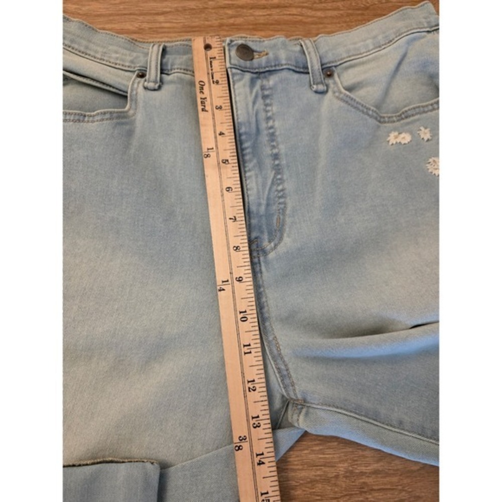 Women's Light Wash Daisy Embroidered Cuffed Jeans Cottagecore Size 10/30 - Picture 13 of 16